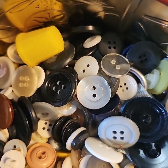 Vintage Button Tin Made in England Buttons Sewing Crafts Mixed Lot Granny Core - Picture 5 of 9